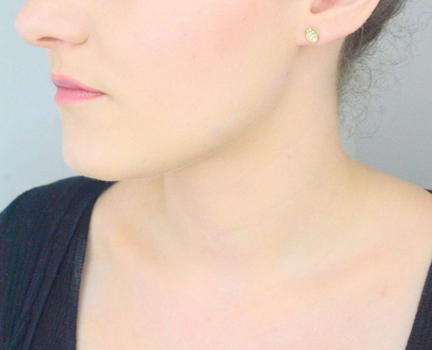 Kolczyki owalne złote 585 z cyrkoniami KL 4358 Takie kolczyki z pewnością spodobają się kobietą, które szukają nowoczesnych dodatków do swoich stylizacji. 1.jpg